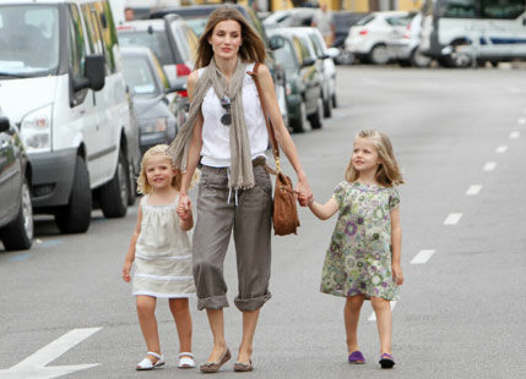 Kronprinsessan Letizia med sina bägge döttrar. Kronprinsessan Letizia med sina bägge döttrar.
