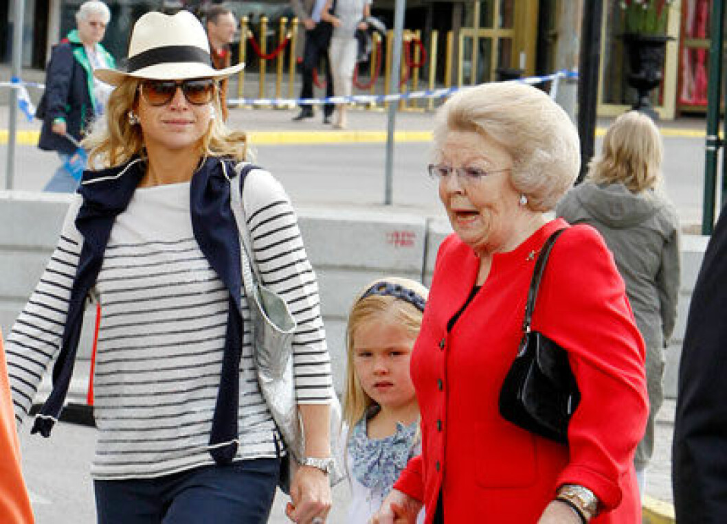 Kronprinsessan Máxima, prinsessan Amalia och drottning Beatrix. Kronprinsessan Máxima, prinsessan Amalia och drottning Beatrix.