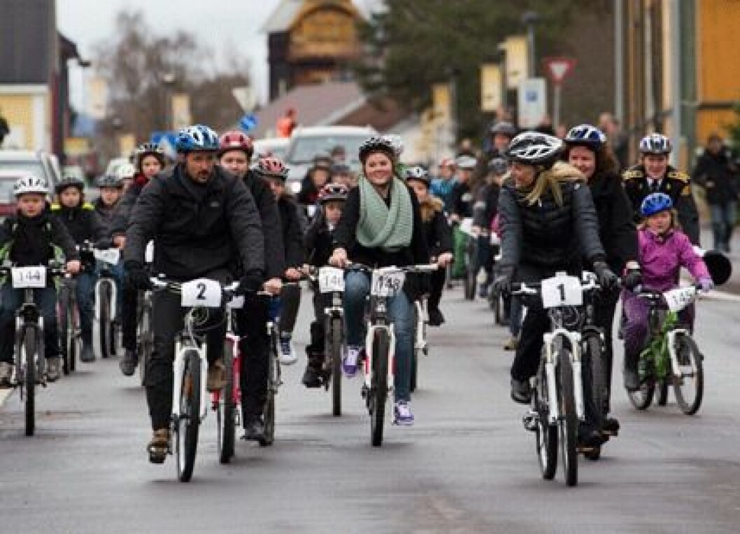 Kronprins Haakon och Mette Marit ute på cykeltur.