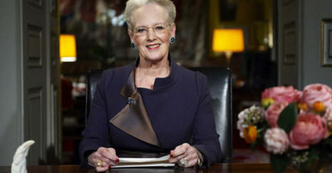 Drottning Margrethe skriver sina tal med penna och papper. Drottning Margrethe skriver sina tal med penna och papper.