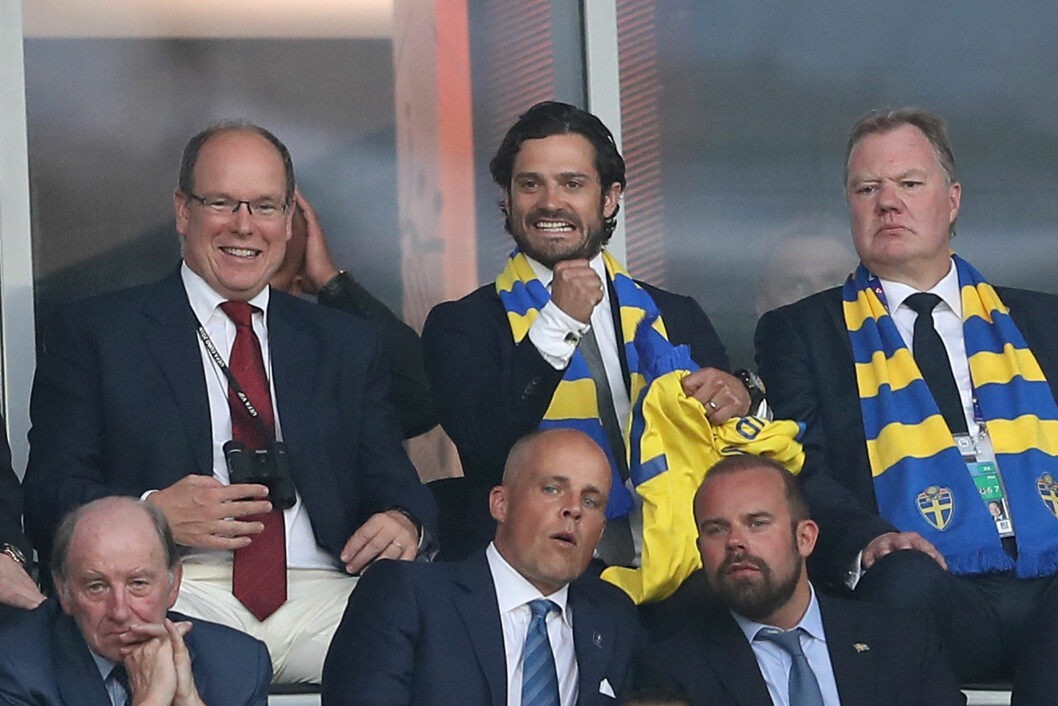 Prins Albert II av Monaco och svenska fotbollsförbundets ordförande Karl-Erik Nilsson gjorde prins Carl Philip sällskap på läktaren under matchen.