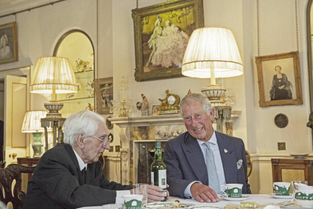 Prins Charles dricker te – och öl – med krigsveteranen Ken Wilkinson.