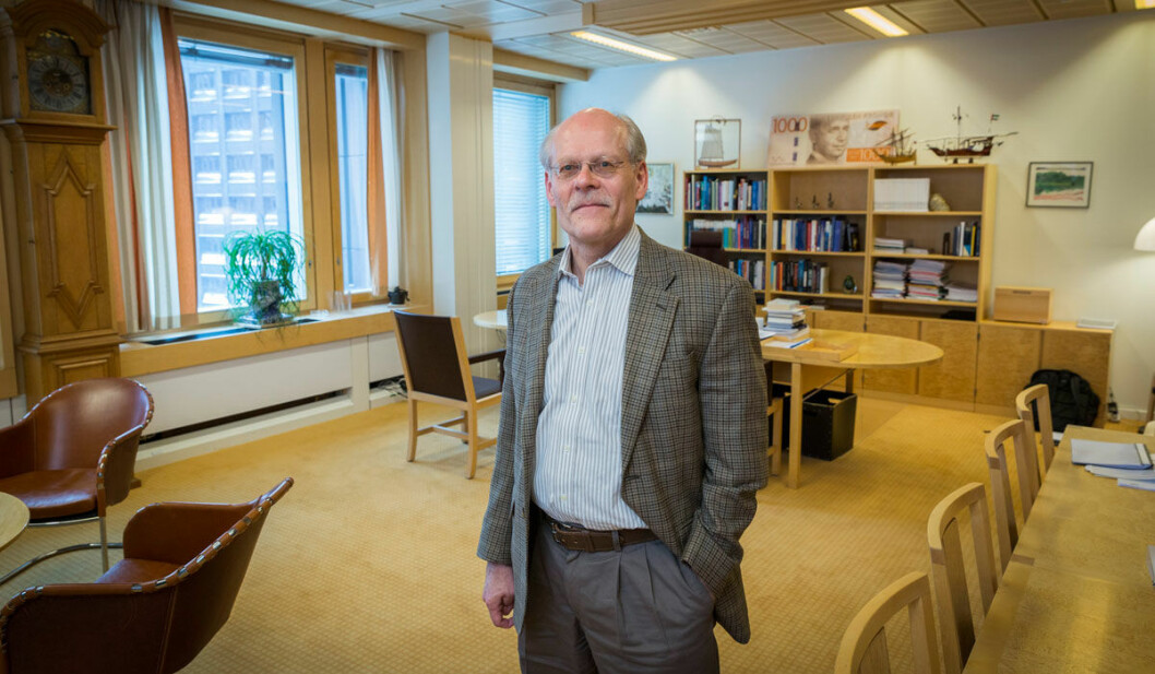 Riksbankchef Stefan Ingves i rutig kavaj.