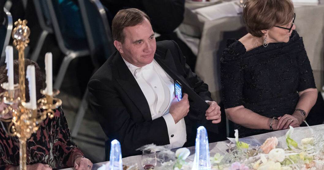 Även statsminister Stefan Löfven har brutit mot mobiletiketten. Stefan Löfven med sin iPhone på Nobelfesten