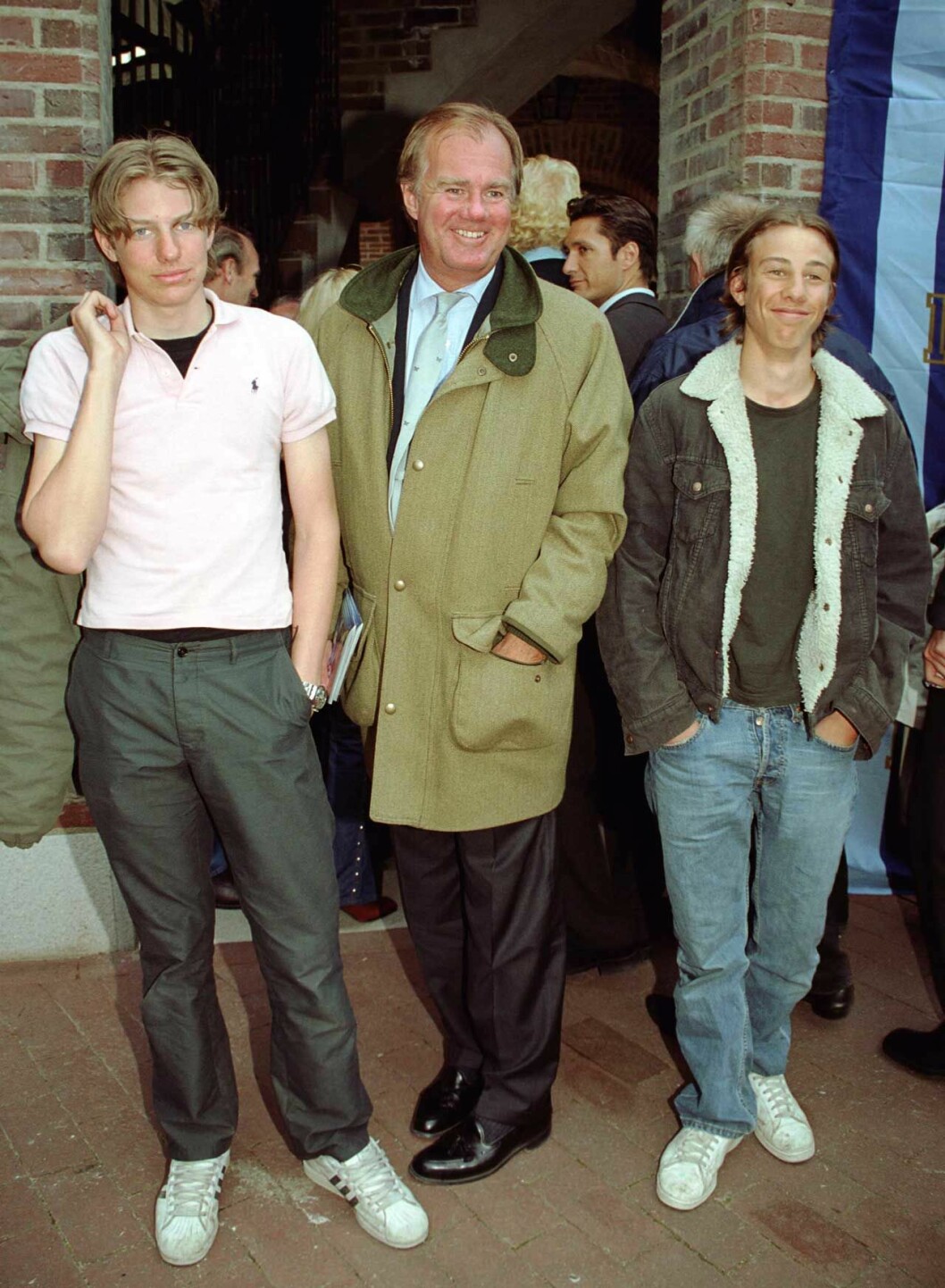 Stefan Persson år 2000, med systersonen Nils. Nils är son till Lottie Tham, dotter till Erling Persson och syster till Stefan Persson. Även Stefans son Tom syns på bilden. Stefan Persson