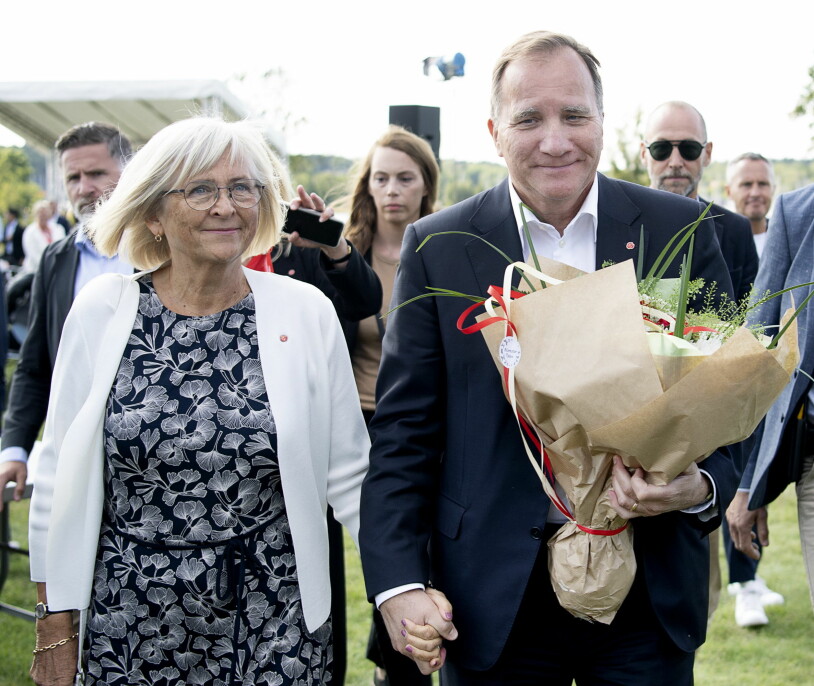 Stefan och Ulla Löfven hand i hand efter chockbeskedet.