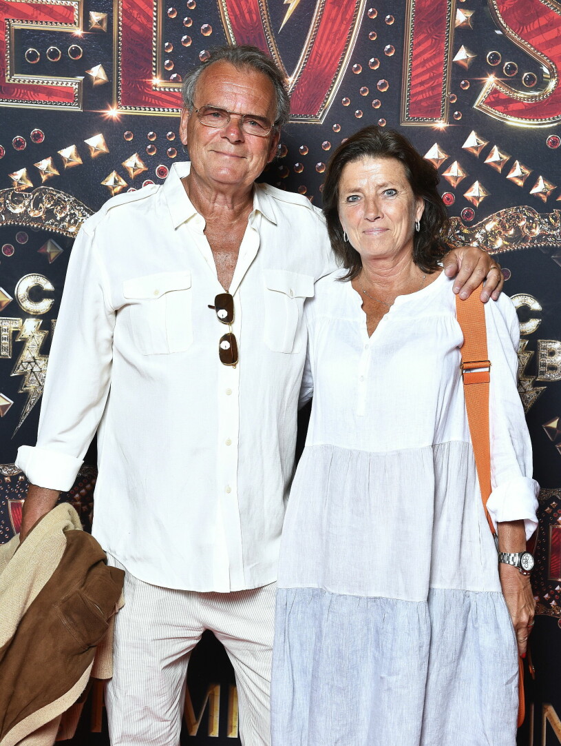 Här har vi ett par som nog njuter av sin vardag! Steffo Törnquist och frun Caroline Törnquist på premiären av den nya Elvis-filmen