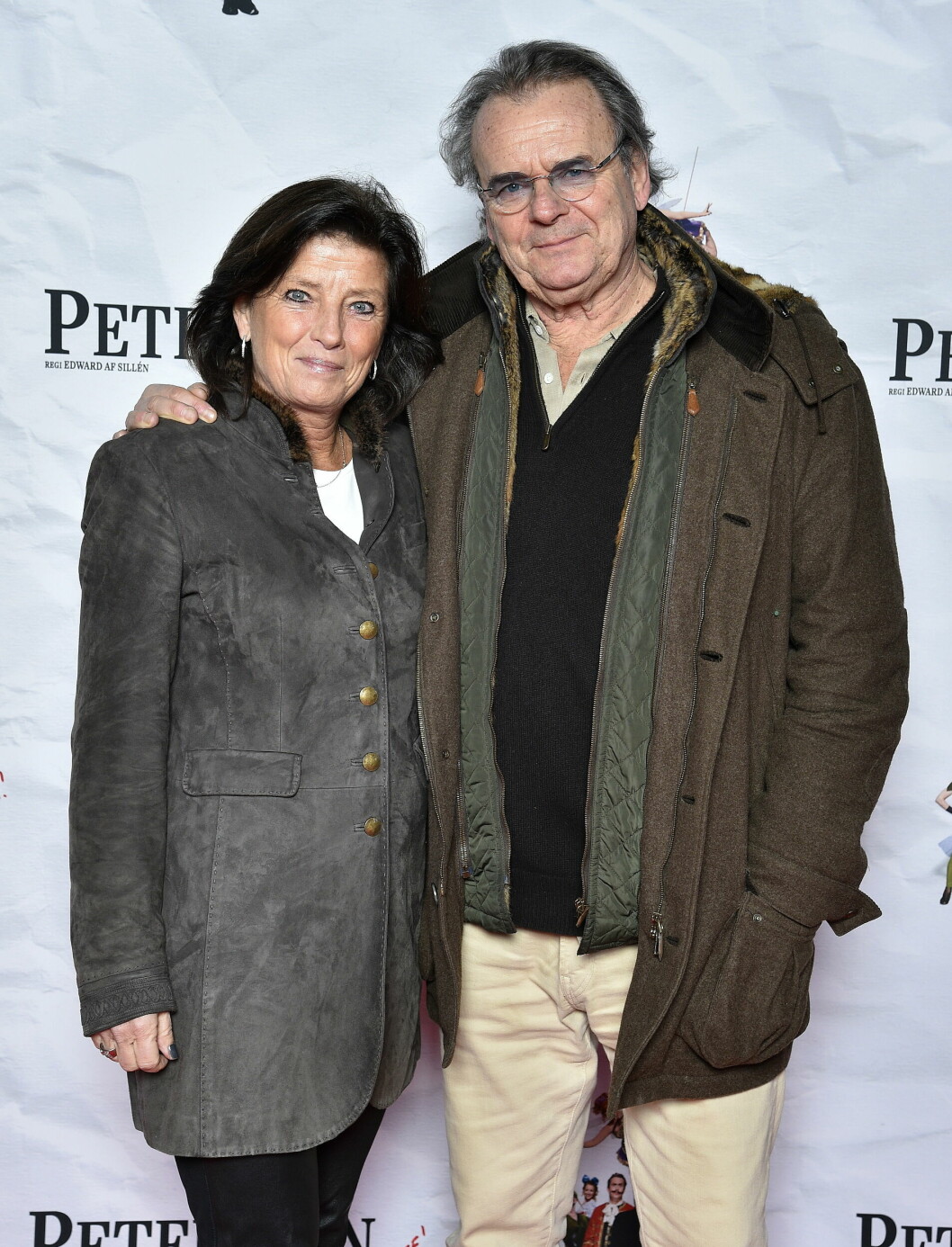 Steffo hyllar gärna frun Caroline när tillfälle ges. Steffo Törnquist med frun Caroline på premiären av Peter Pan går åt helvete
