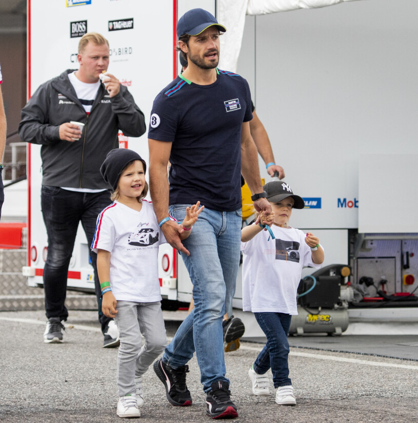 Prins Carl Philip och hans söner på Gelleråsen i lördags. Prins Carl Philip med prins Alexander och prins Gabriel Gelleråsen Porsche Carrera Cup