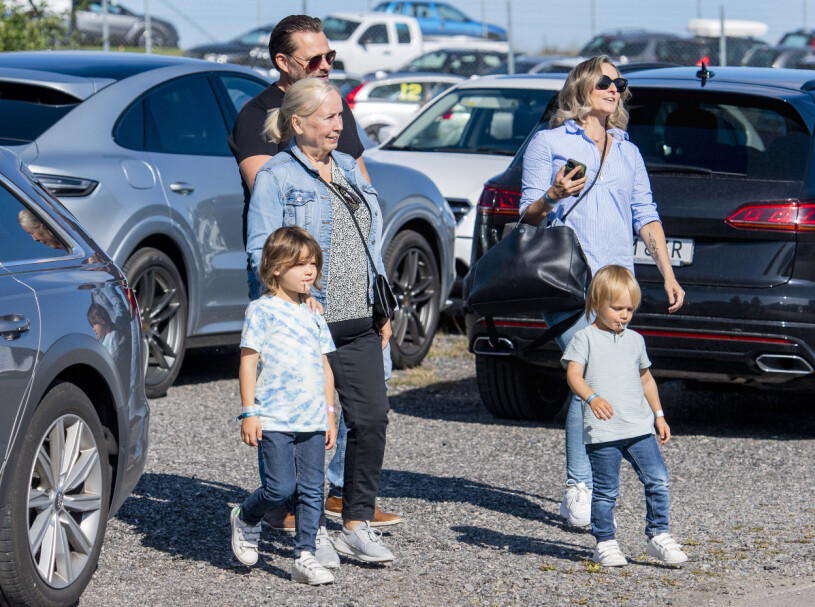 Det var bara prinsessan Sofia och prins Julian som saknades, han är bara fem månader och hade det bättre hemma. Prins Gabriel Prins Alexander Marie Hellqvist Lina Hellqvist Gelleråsen Porsche Carrera Cup Mattias Wikström