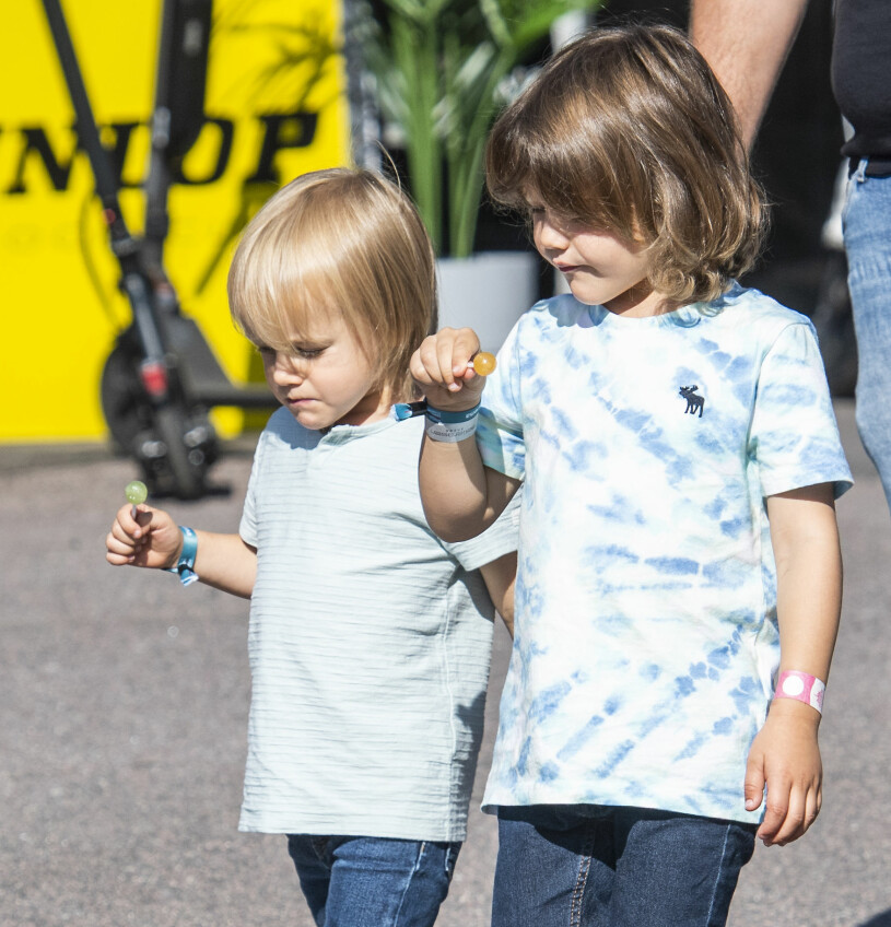 Någon (kanske var det mormor?) trollade fram två klubbor – och sedan var prinsarna mer än nöjda. Prinsessan Sofias barn prins Gabriel och prins Alexander