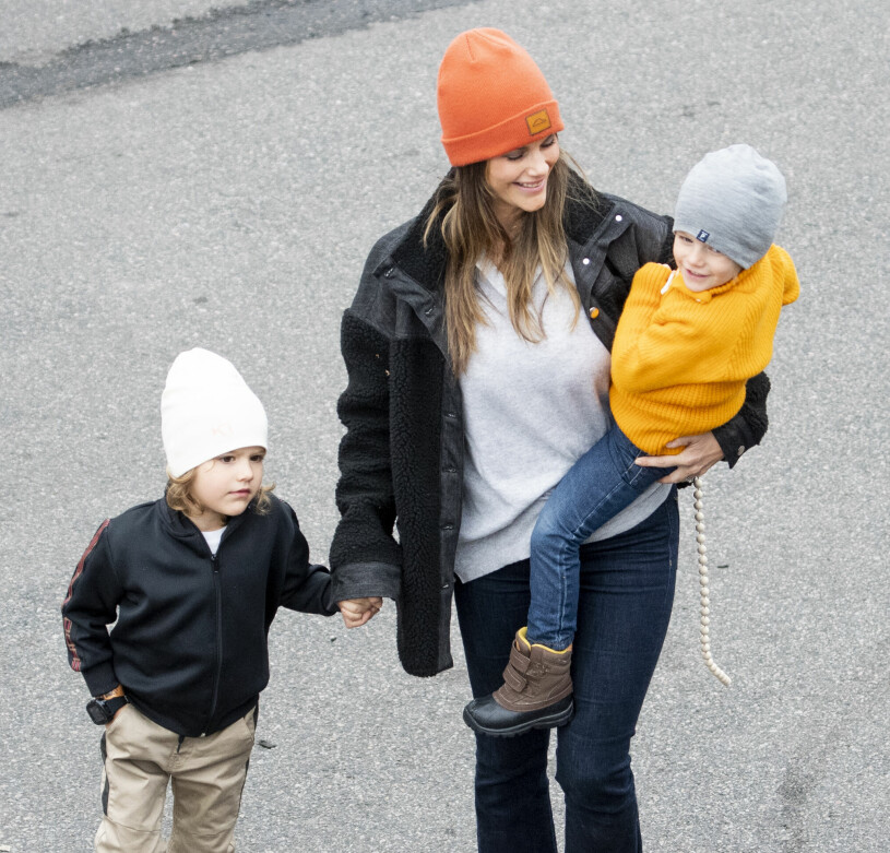 Prins Gabriel spanade in världen från sin mammas trygga famn. Prinsessan Sofia barnen Prins Gabriel Prins Alexander Mantorp 2021