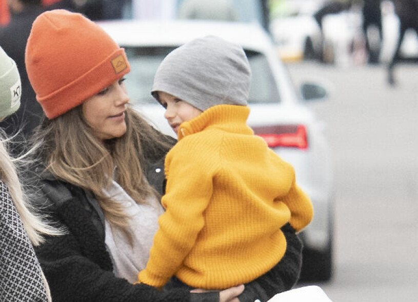 Hertigen av Dalarna, för dagen i solgult. Prins Gabriel Prinsessan Sofia Mantorp 2021