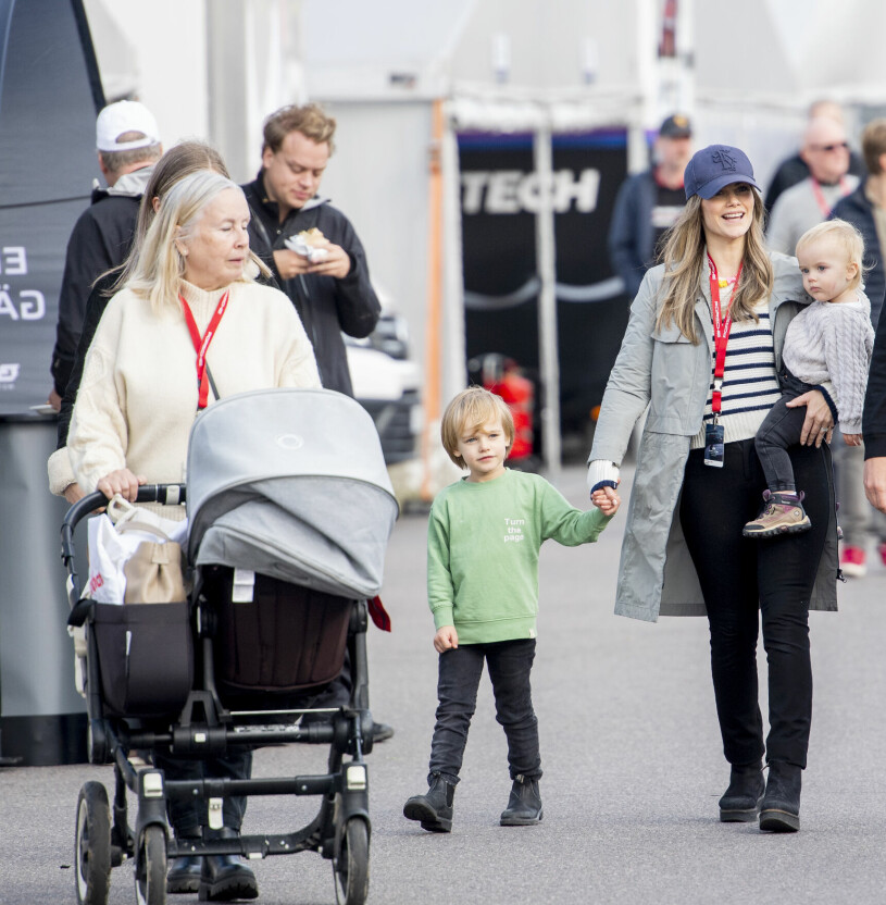 Prinsessan Sofia hade Julian i famnen och Gabriel i handen. Medan mamma Marie körde barnvagnen. Prinsessan Sofia på Mantorp Park med prins Gabriel och prins Julian och mamma Marie Hellqvist