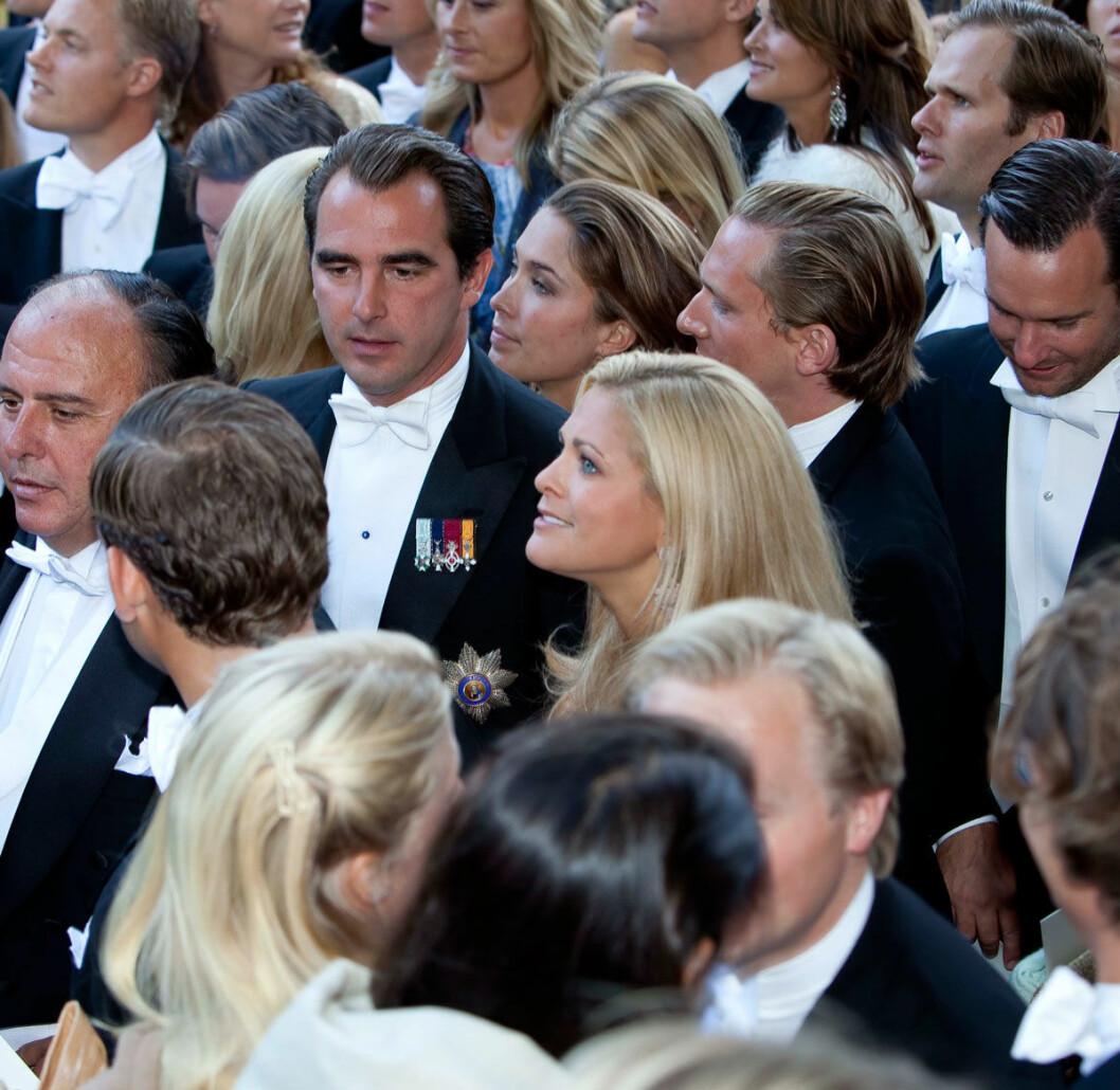 En grekisk prins i bröllopsvimlet! Nikolaos minglade glatt med prinsessan Madeleine och Louise Gottlieb. prinsessan Madeleine och Louise Gottlieb