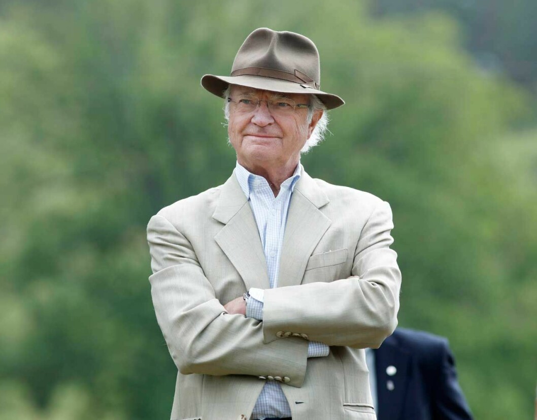 Kungen i hatt på slottet Stenhammar.