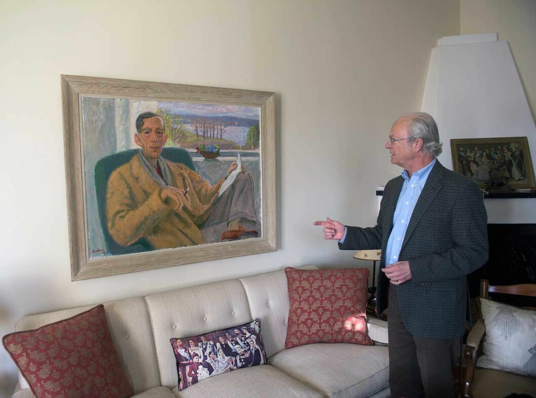 Kungen visar porträttet av prins Wilhelm. Den gamle slottsherren och den nuvarande. Kungen visar porträttet av prins Wilhelm på slottet Stenhammar.