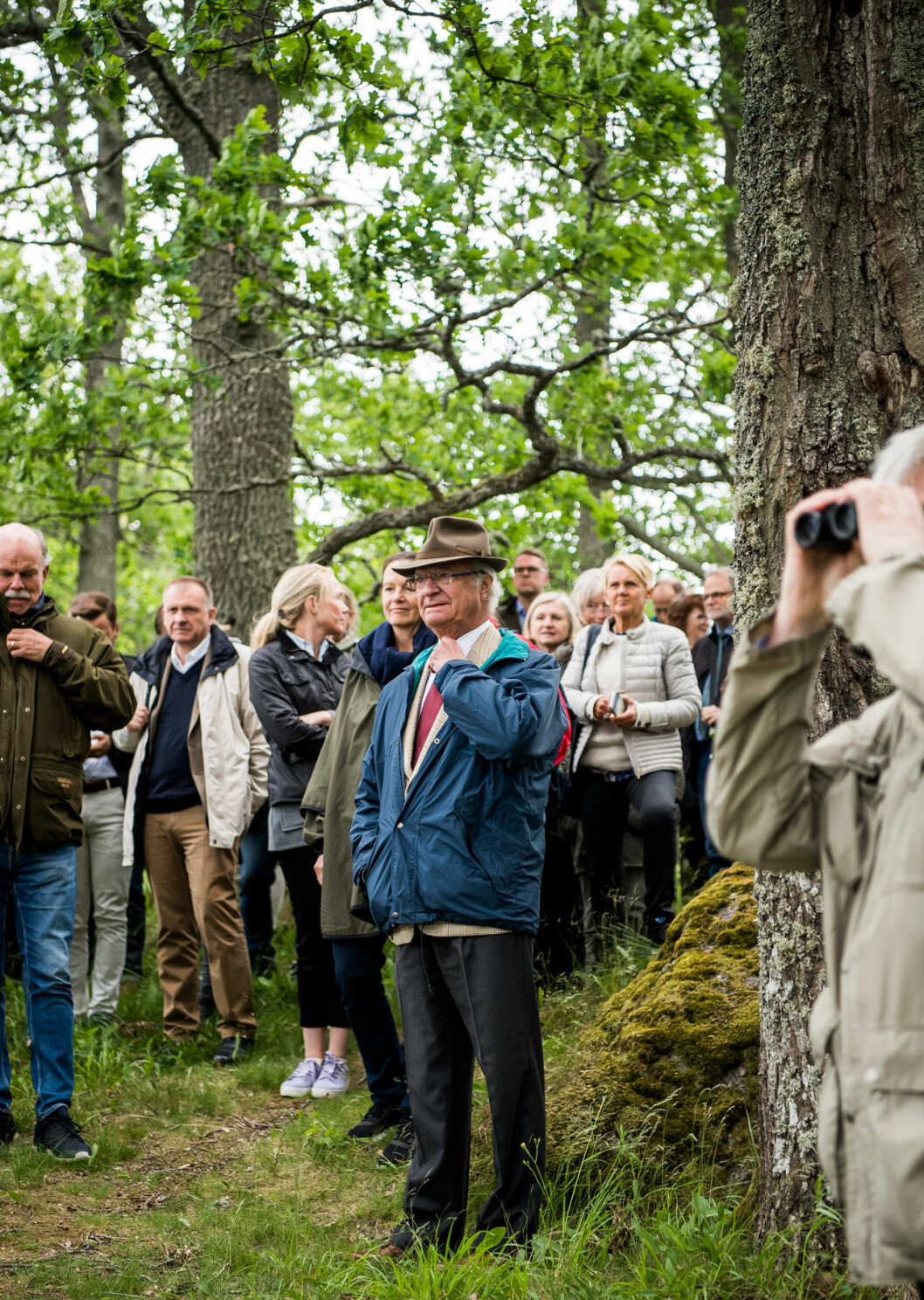 – Det är alltid lika trevligt att hälsa välkommen till Stenhammar, sa kungen. Kungen i en ekbacke på slottet Stenhammar.