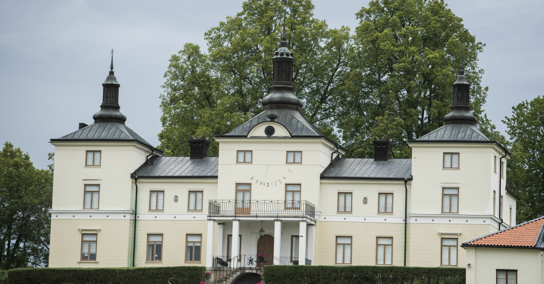 Kungen och drottningen residerar nu på Stenhammars slott. Stenhammars slott