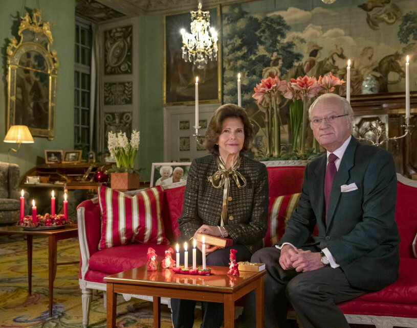 Kungaparet i soffan framför öppna spisen. Kungen och drottning Silvia i Stensalen på Drottningholm