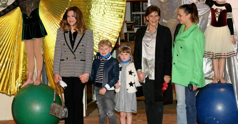 Prinsessan Stephanie var verkligen en stöttepelare för familjen. Här håller hon ett fast grepp om brorsdottern prinsessan Gabriellas hand. Prins Jacques och prinsessan Gabriella, och prinsessan Stephanie