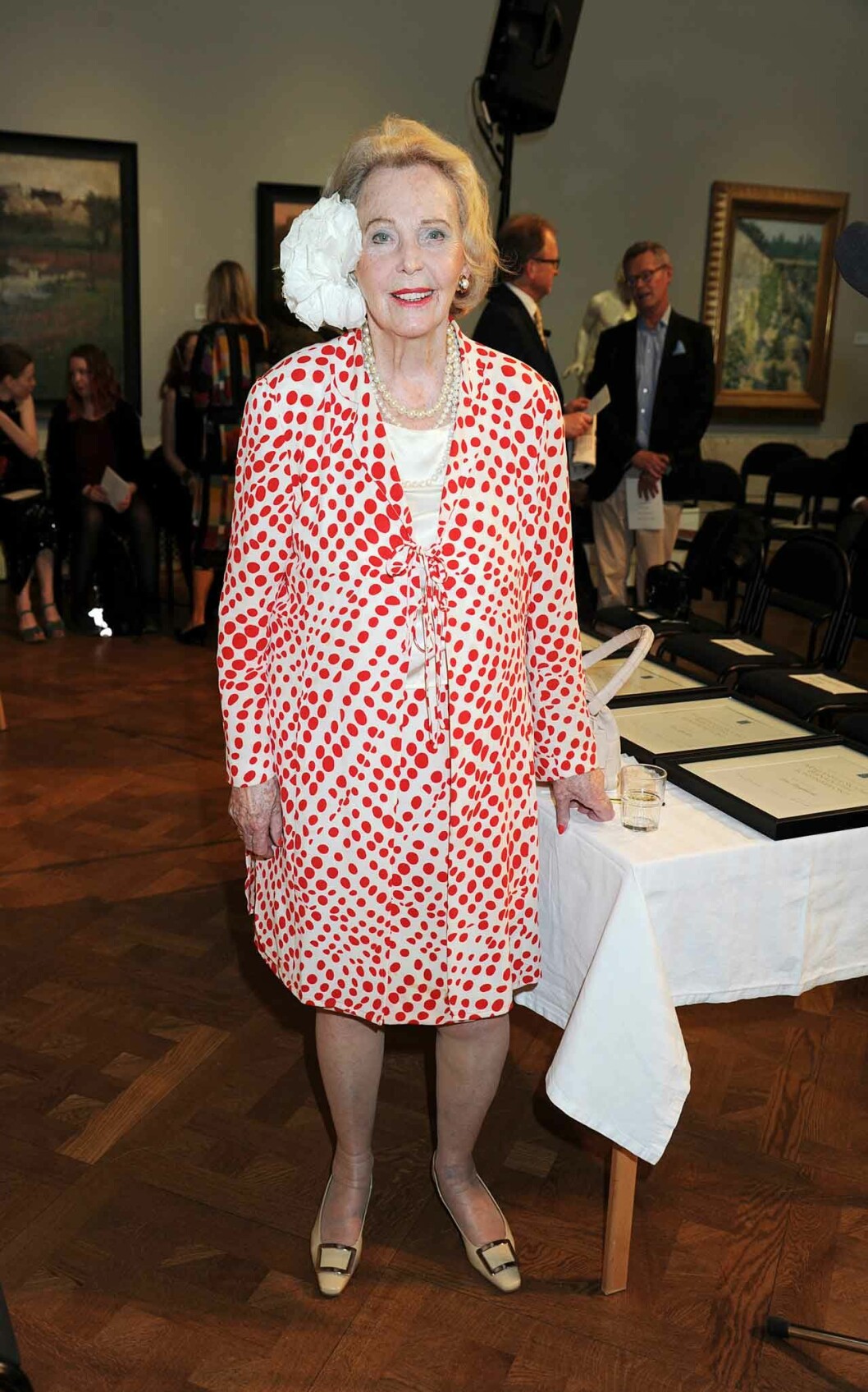 Vilken vansinnigt stilig jubilar! Marianne Bernadotte var lycklig över att dela ut sina stipendier och att sedan bli firad med anledning av den stundande 95-årsdagen!