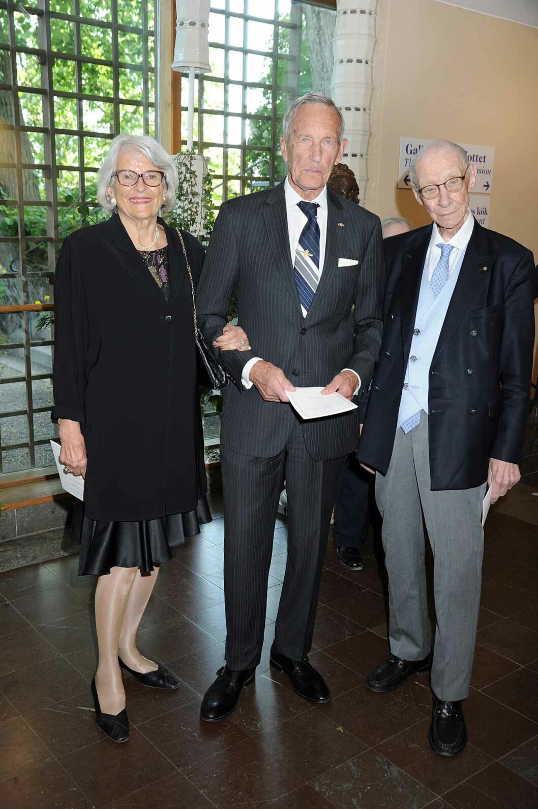 Makarna Ulf och Margareta Ling-Vannerus och Vänföreningens hedersorförande Peter Hammargren, som var en nära vän till prins Sigvard.