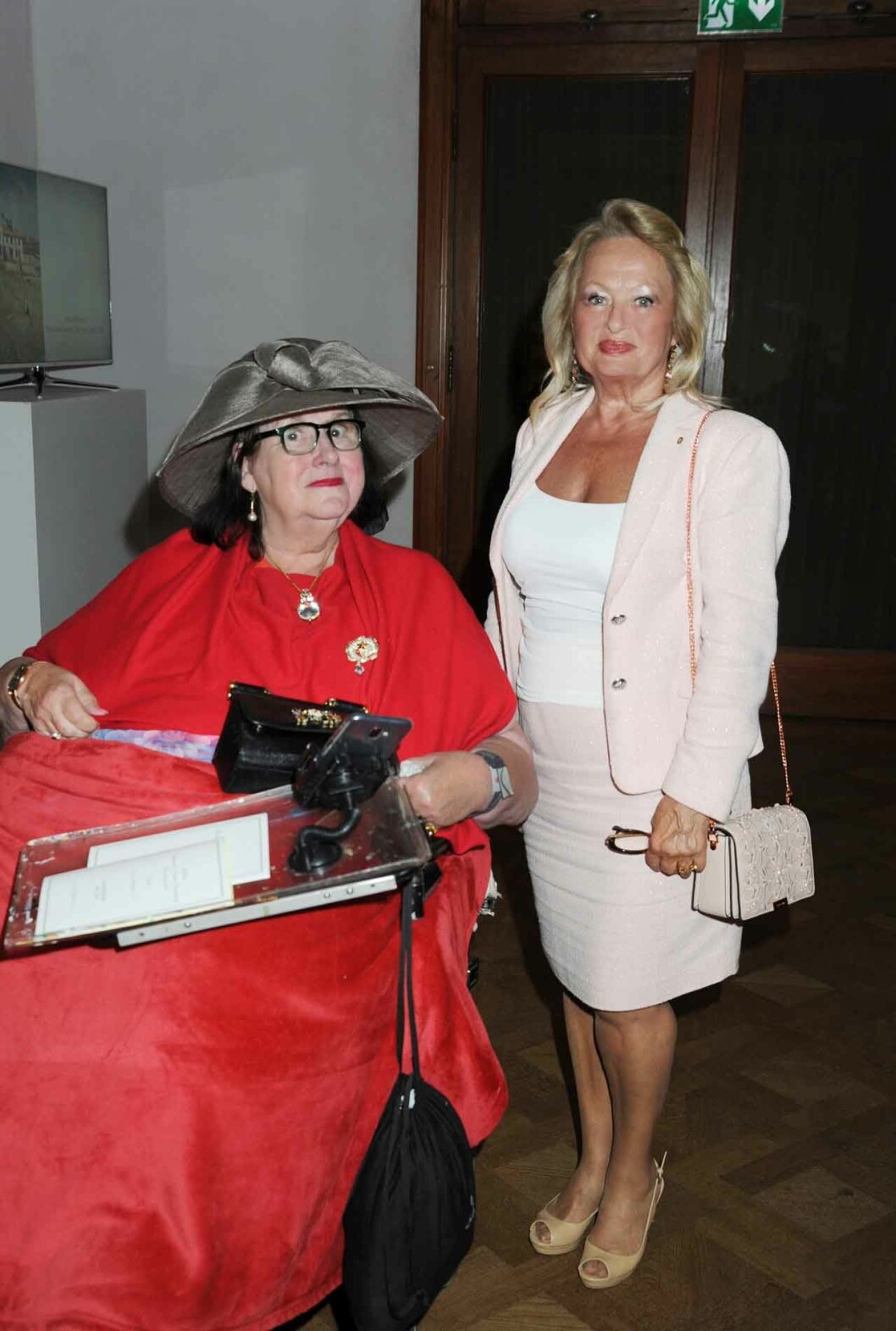 Konstnärinnan Astrid Nordenstam och Valentina Andersson som är innehavare av boutique Enada i Gamla Stan.