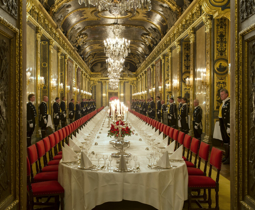 Paradmatsalen på Stockholms slott: Här blir det stor galamiddag i morgon kväll. Dukat till galamiddag i Karl XI:s galleri på Kungliga slottet i Stockholm