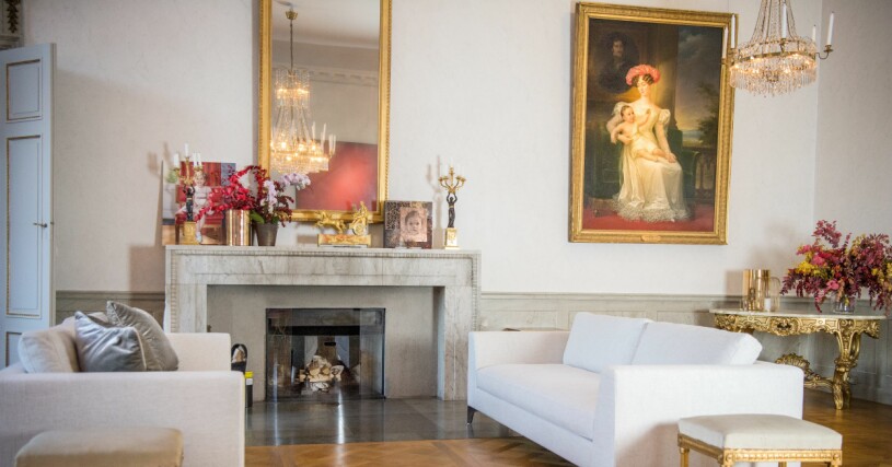 Stora salongens öppna spis, med ljuslyktor och privata bilder på barnen, är nästan lite överbelamrad men ger en hemtrevlig känsla. Stora salongen på Haga slott