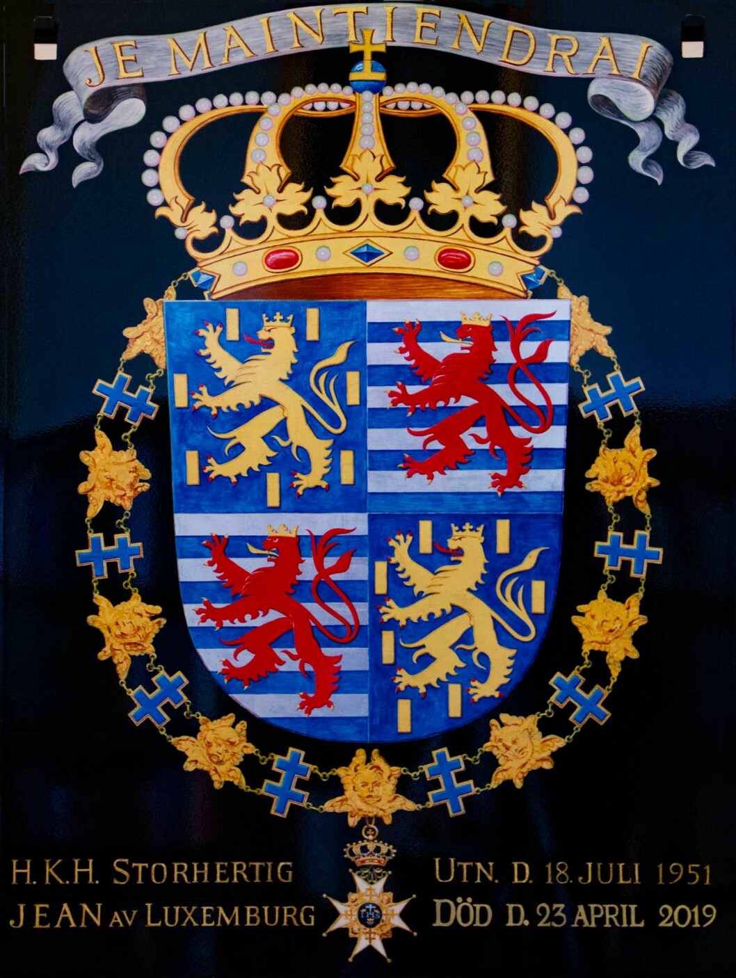 Storhertig Jeans serafimersköld, målad 1991 av vapenmålaren Bengt-Olof Kälde. Storhertig Jeans serafimersköld, målad 1991 av vapenmålaren Bengt-Olof Kälde.