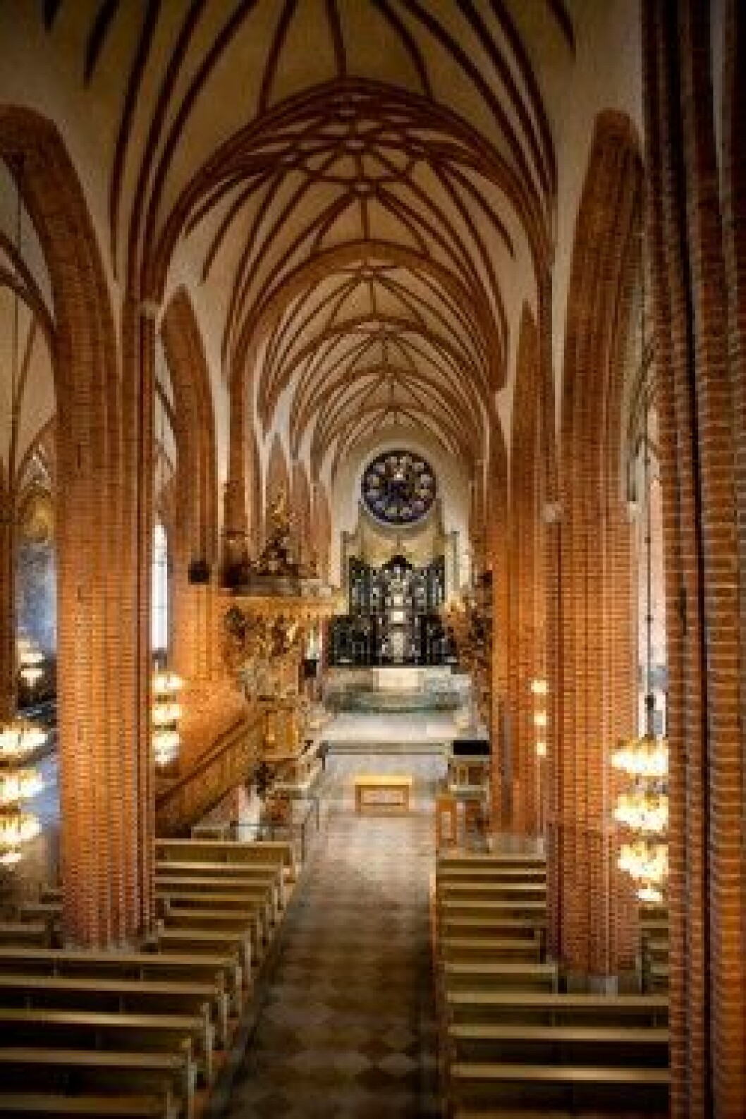 Kungen och Daniel Westling för bägge fram Victoria till altaret i Storkyrkan. Kungen och Daniel Westling för bägge fram Victoria till altaret i Storkyrkan.
