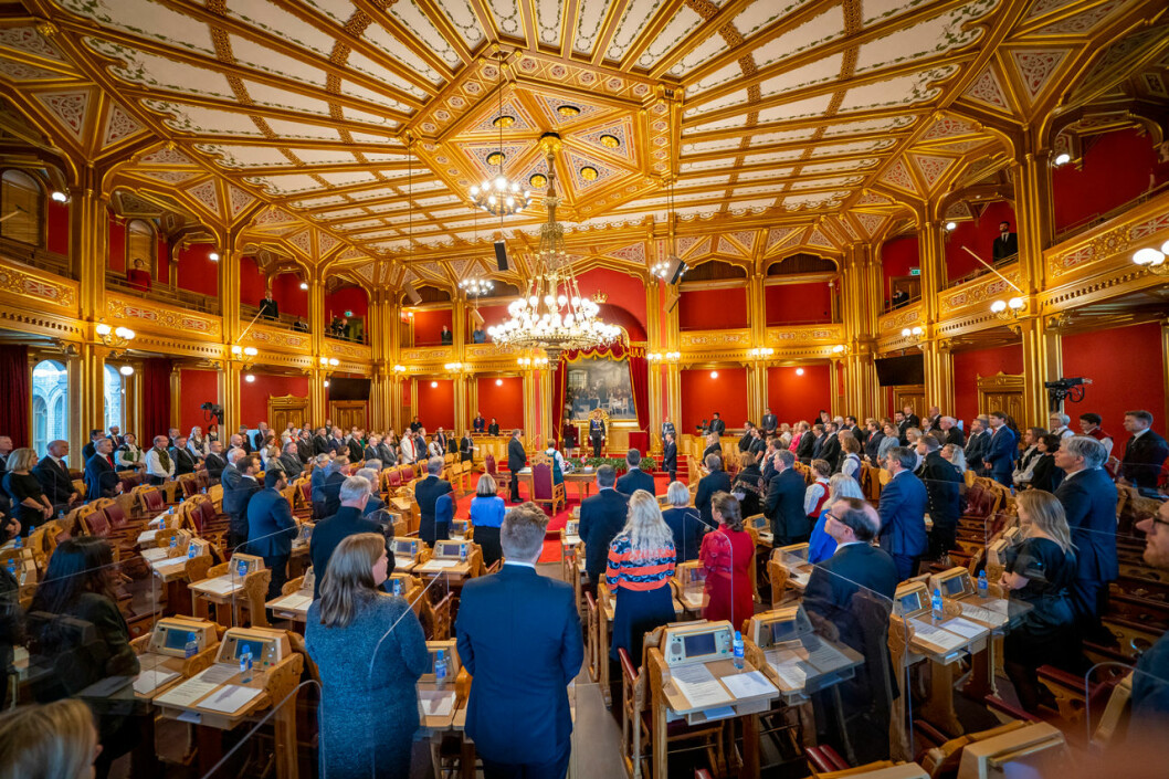Dagens ceremoni präglades av pandemin, precis som riksmötets öppnande här i Sverige. Kronprins Haakon Drottning Sonja Stortinget