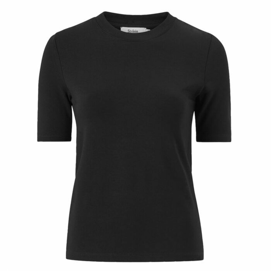T-shirt från Stylein. <a href="https://www.awin1.com/cread.php?awinaffid=451791&awinmid=8905&platform=dl&p=%5B%5Bhttps%253A%252F%252Fwww.ellos.se%252Fstylein%252Ftopp-sydney%252F1565478-01%5D%5D" target="_blank" rel="noopener">Här kan du köpa den.</a> T-shirt stylein