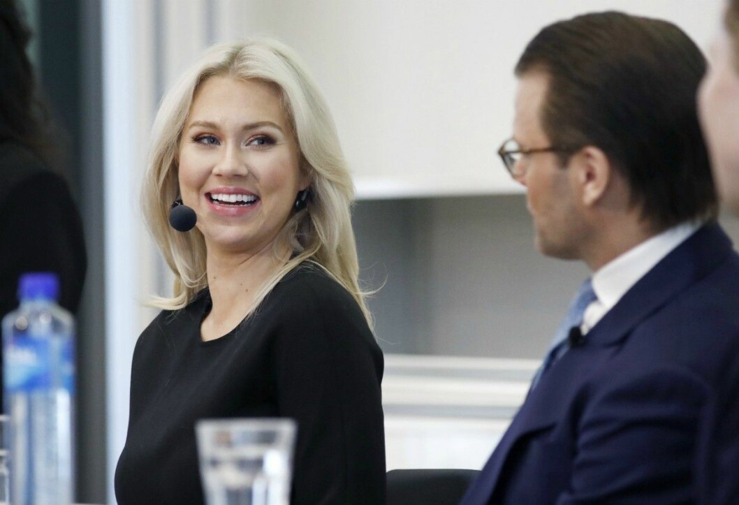 Isabella Löwengrip i svart tröja bredvid prins Daniel