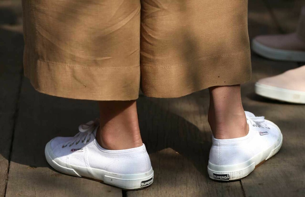 Kates snygga sneakers – från Superga. Kate i sneakers från Superga