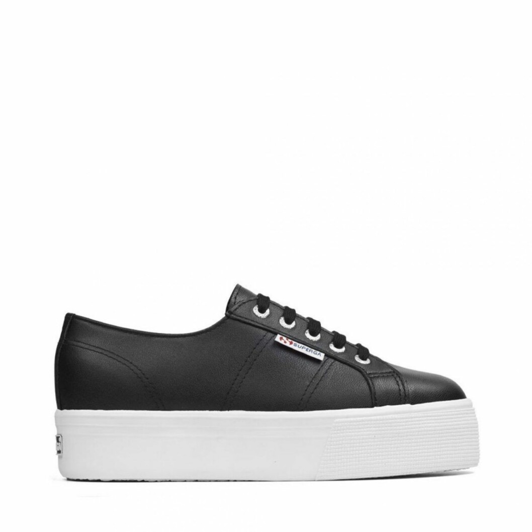 Svarta sneakers från Superga