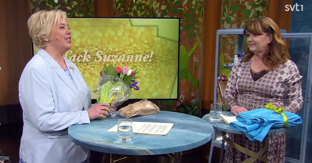 Suzanne Axell får blommor av Karin Granberg i Fråga doktorn