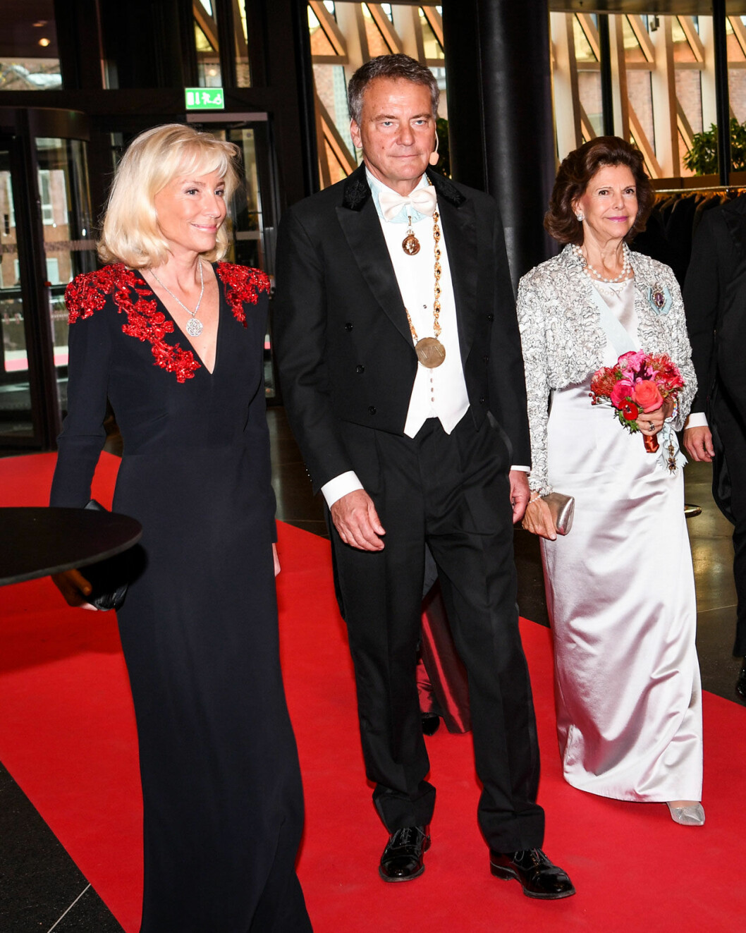 Drottningen med IVA:s preses Carl-Henric Svanberg och hans fru Louise. IVA:s preses Carl-Henric Svanberg med drottningen och sin Louise Julian.