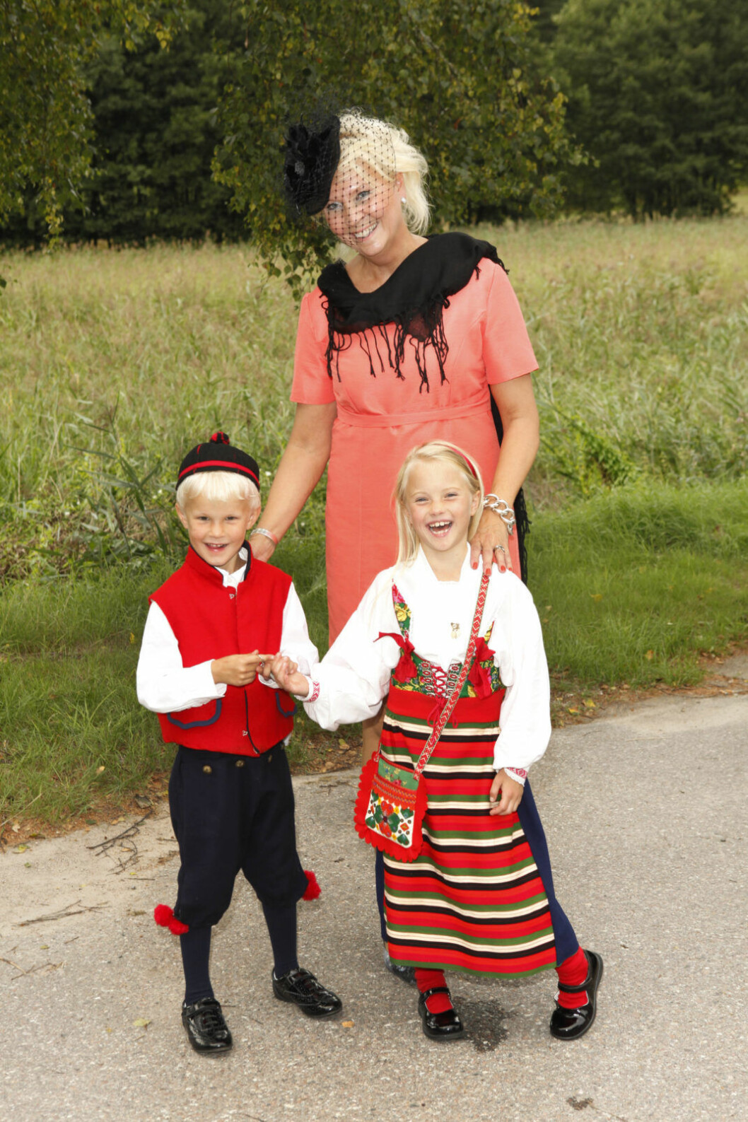Brudens mor Mia Molin tillsammans med de söta brudnäbbarna Nils och Maj. Bröllop mellan Svante Tegner och Pim Molin