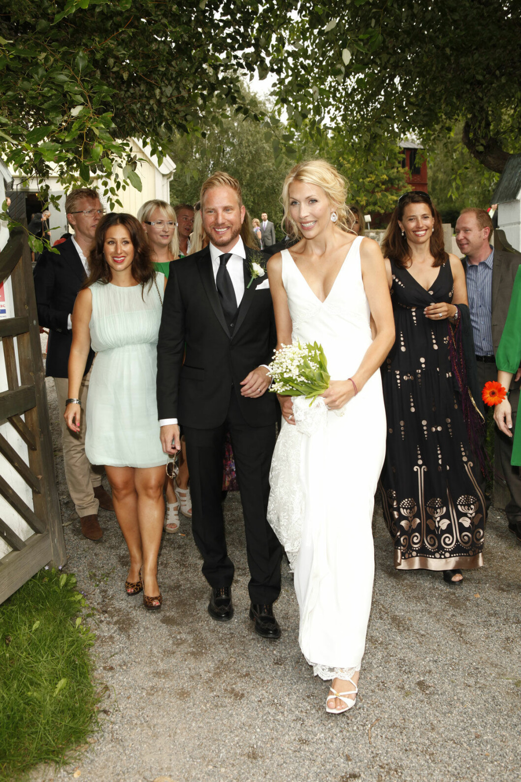 De nygifta tillsammans med sina gäster. Nygifta Svante tegner och Pernilla Molin