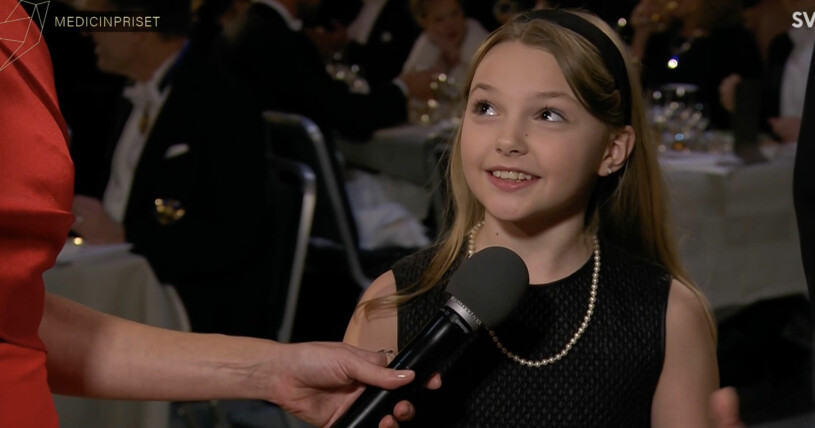 Svante Pääbos dotter Freja är en riktig drottning, enligt användare på sociala medier. Svante Pääbos dotter Freja intervjuas i SVT:s Nobelsändning