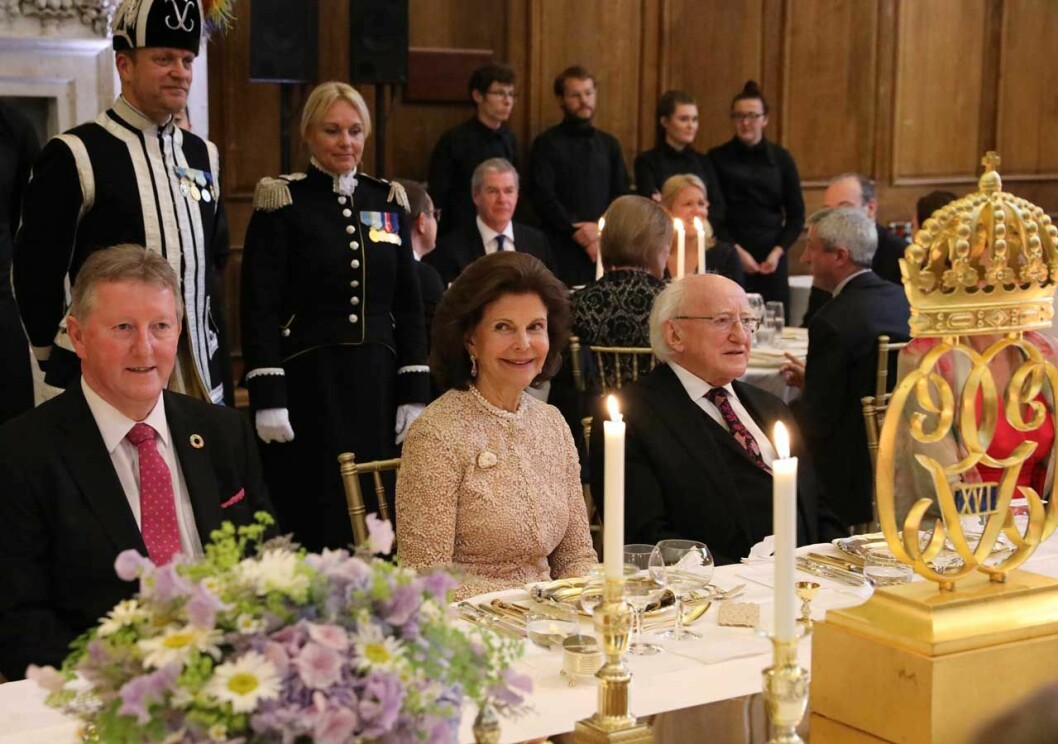 Drottning Silvia med sin bordsherre, Irlands president Michael Higgins. Drottning Silvia med sin bordsherre, Irlands president Michael Higgins.