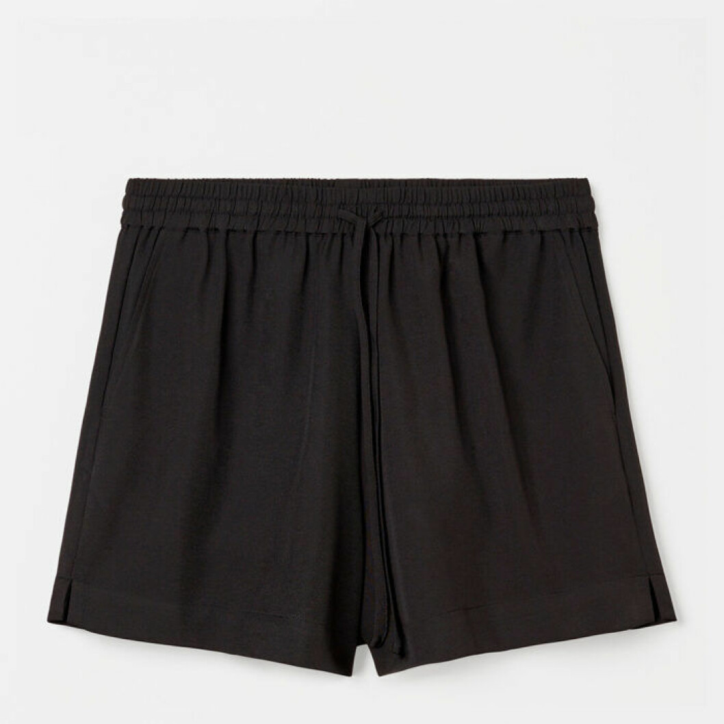 Draperade svarta shorts från Weekday