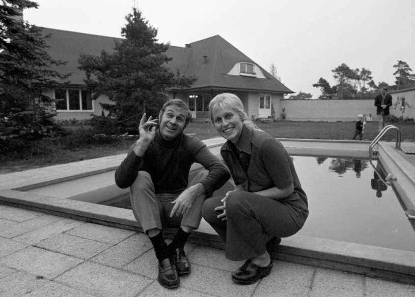 Sven och Mona Tumba vid sin poolvilla i Höllviken i Skåne, 1968.