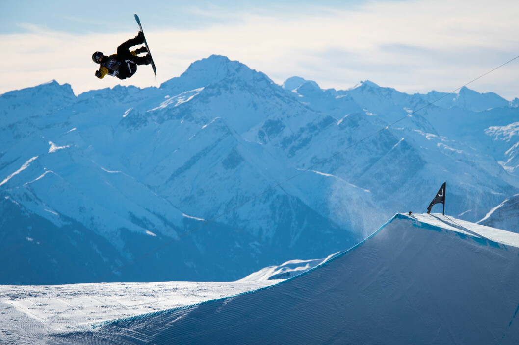 ….och så här såg det ut när han tävlade i Schweiz häromveckan! Sven Thorgren vid en snowboardtävling i Schweiz 2020.