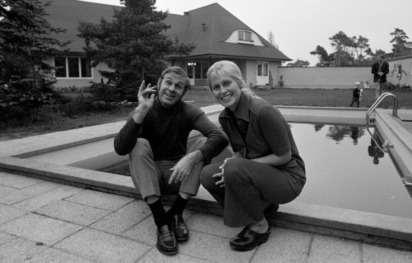 Sven och Mona Tumba vid sitt hus i Höllviken, Skåne, 1968.
