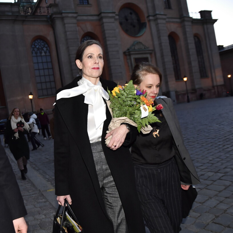 Svenska Akademiens ständiga sekreterare Sara Danius lämnar Akademien, uppger hon själv för journalisterna utanför Börshuset i Gamla stan efter Svenska Akademiens sammanträde på torsdagen. Här promenerar hon i väg med Akademiledamoten Sara Stridsberg.