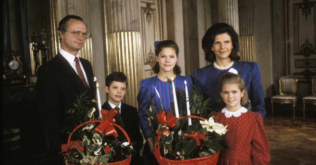 Bilder med familjen blev det - men särskilt kul tyckte inte prinsessan Madeleine att det var. Svenska kungafamiljen