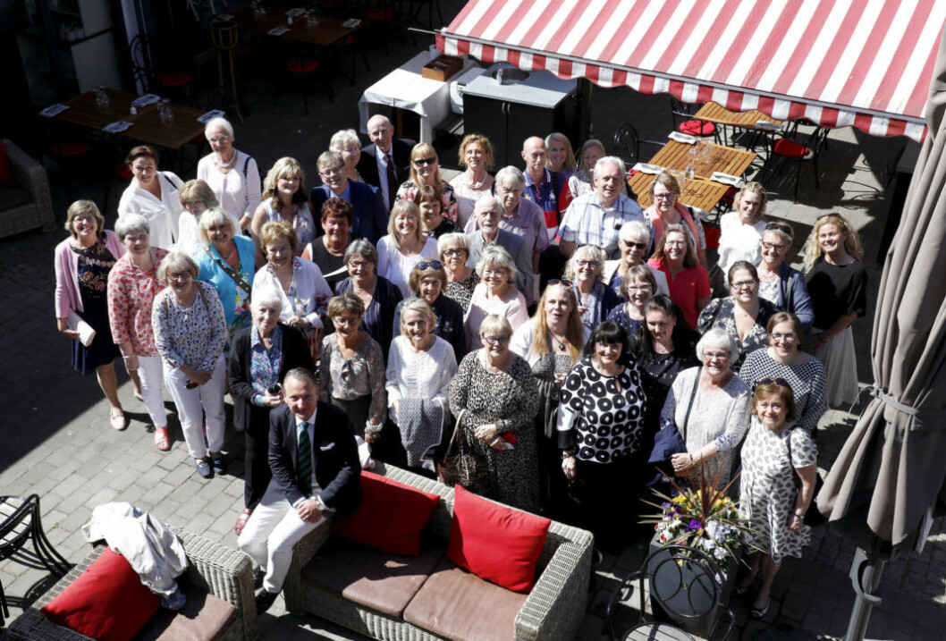 Gruppbild från Ulla Winbladhs trädgård. Gruppbild från Ulla Winbladhs trädgård.